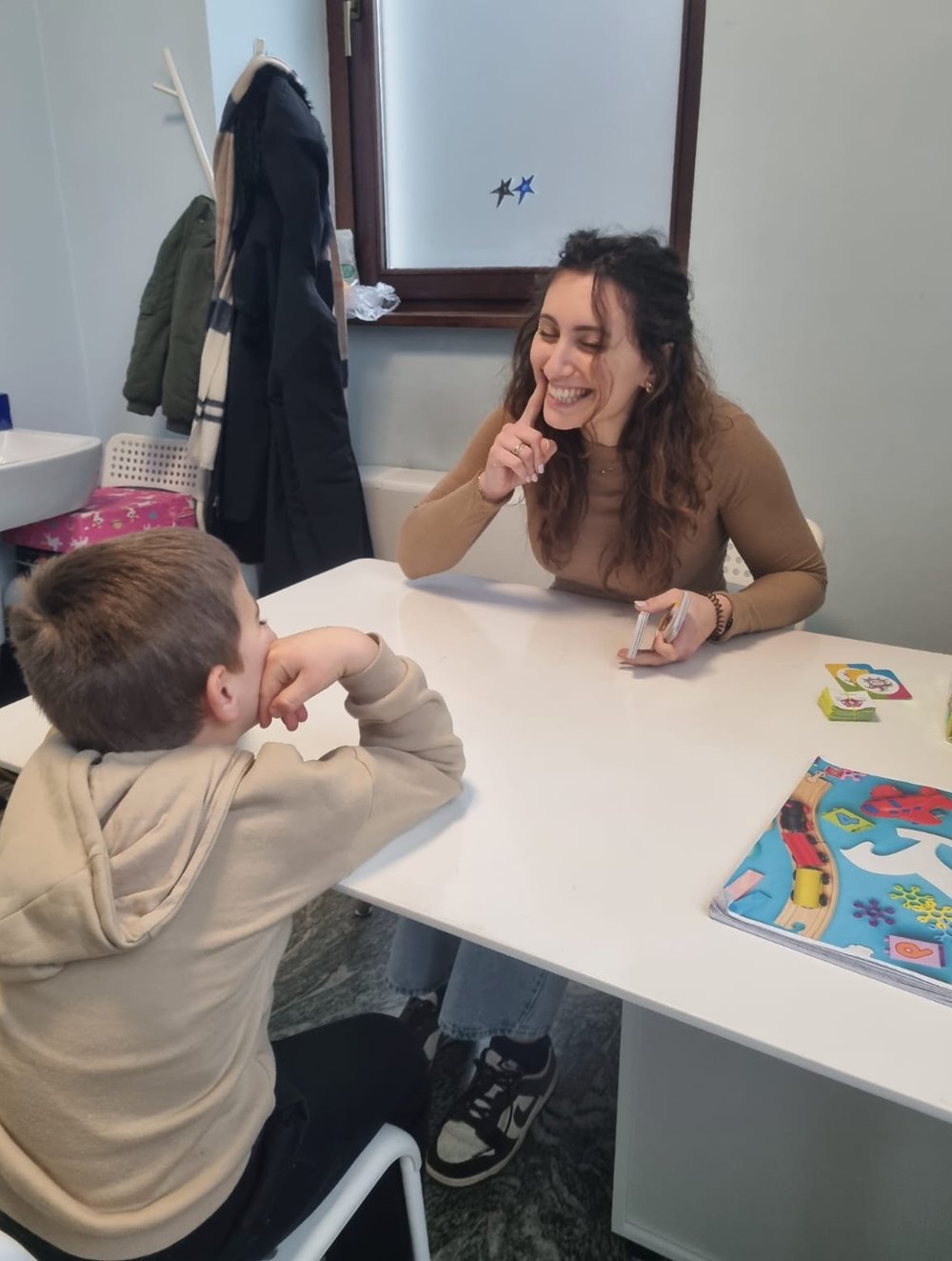 Sabina Bonardi in seduta con una bambina
