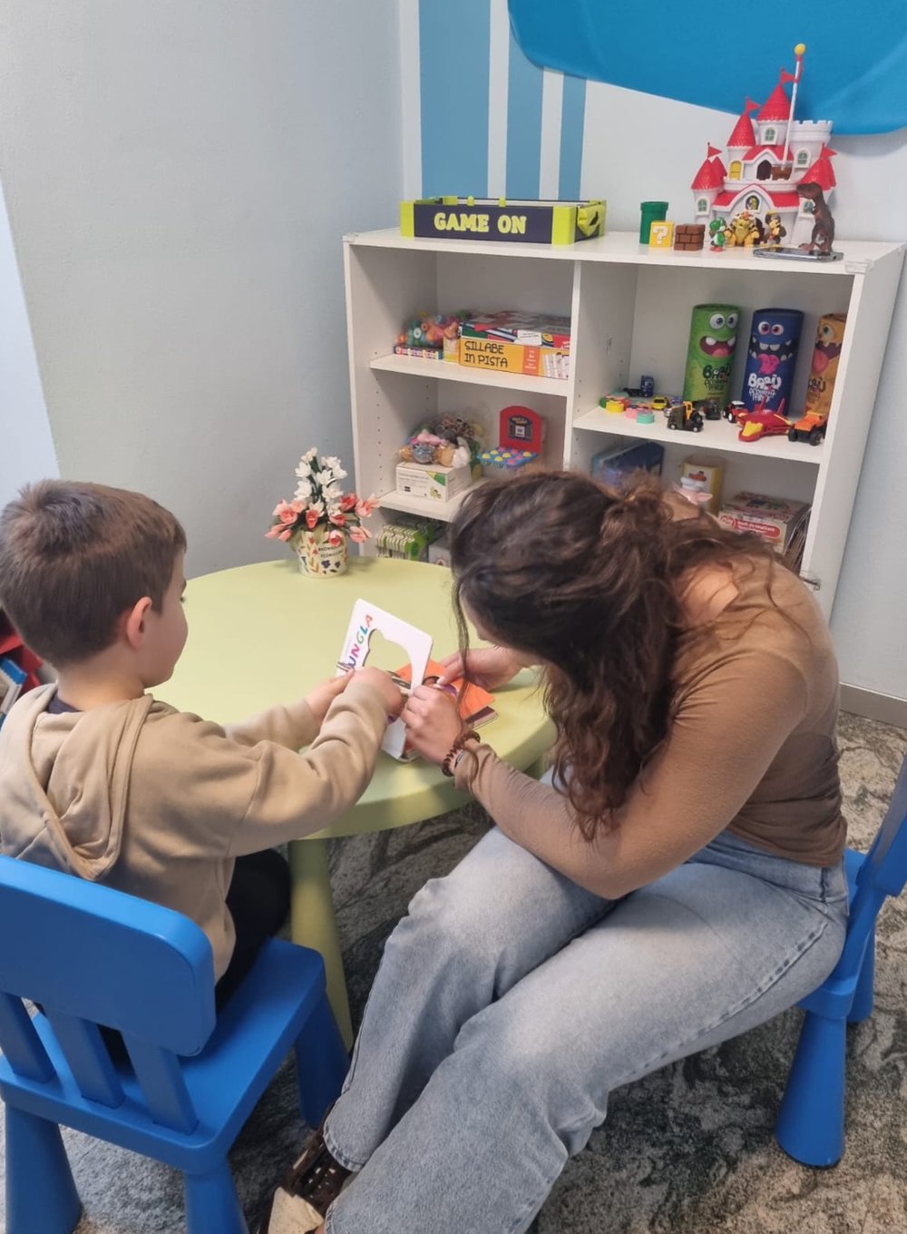 Sabina Bonardi con un bambino al tavolino